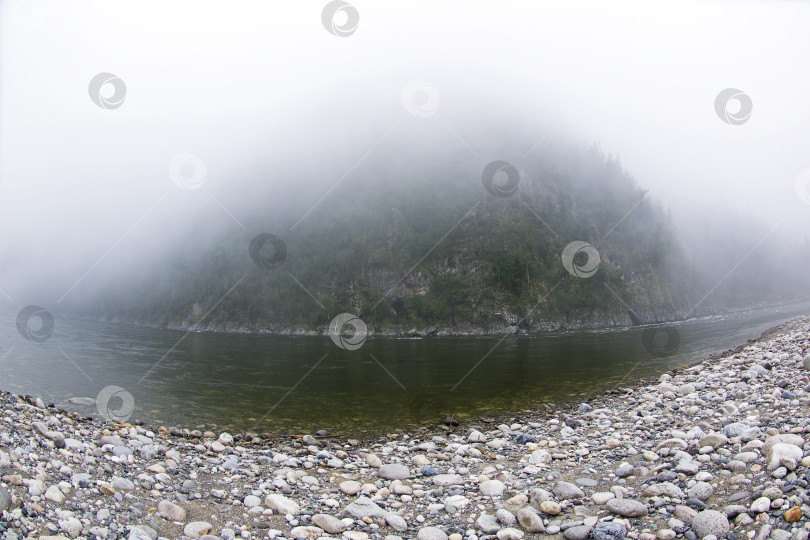 Скачать Туманное утро на берегу горной реки. фотосток Ozero