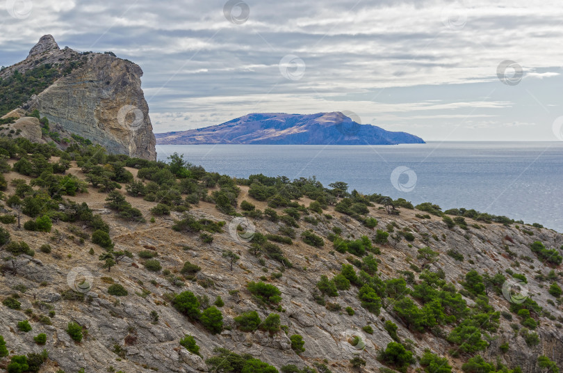 Скачать Скалы на берегу Черного моря. Крым. фотосток Ozero