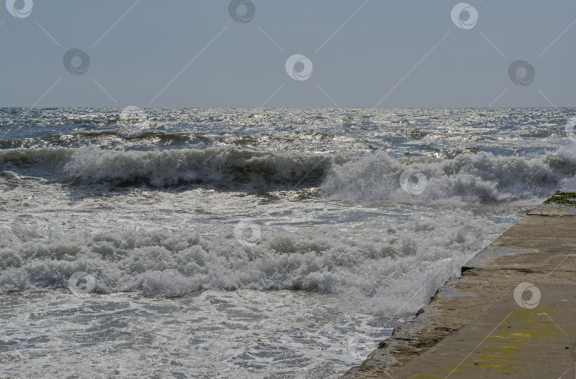 Скачать Морской прибой в солнечный день. фотосток Ozero