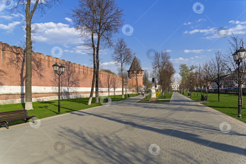 Скачать Парк у стены Тульского кремля, Россия. фотосток Ozero