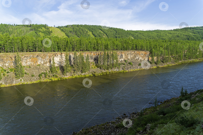 Скачать Высокий обрывистый скалистый берег реки. Сибирь. фотосток Ozero