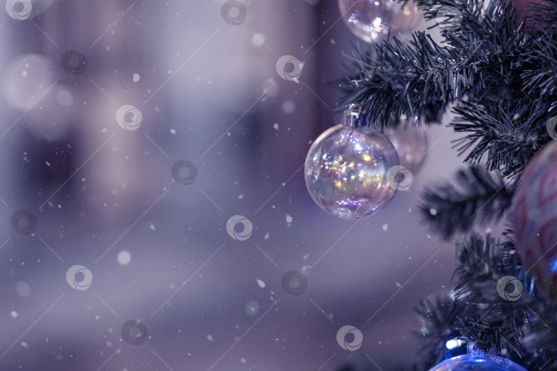 Скачать Рождественский фон с рождественской елкой, украшенной новогодними игрушками на улице. Снег, зимние каникулы фотосток Ozero