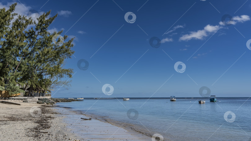 Скачать Безмятежный морской пейзаж. Лодки на спокойной голубой воде. фотосток Ozero