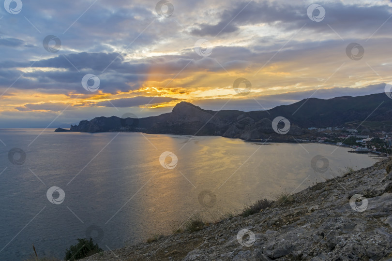 Скачать Закат на черноморском побережье Крыма. фотосток Ozero