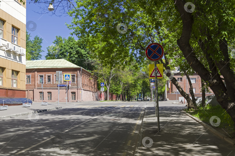 Скачать Тихая зеленая улица в Москве. фотосток Ozero