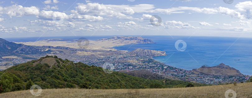 Скачать Вид с вершины горы на побережье Черного моря, Крым. фотосток Ozero