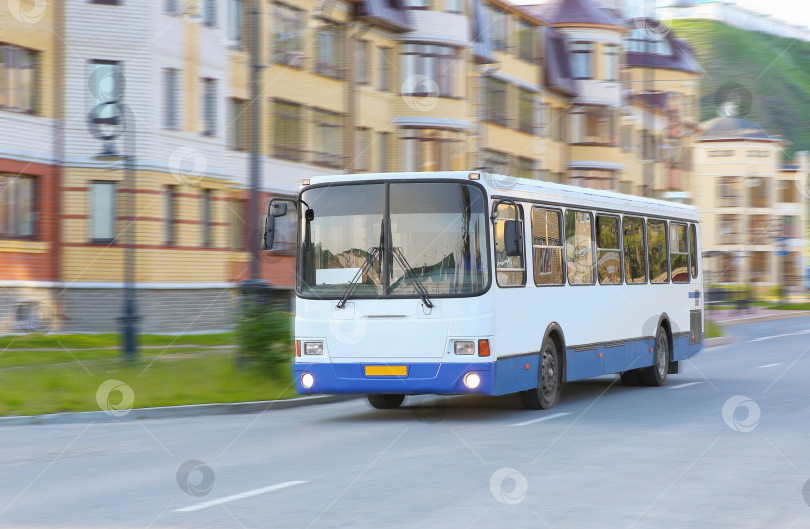 Скачать белый городской автобус фотосток Ozero