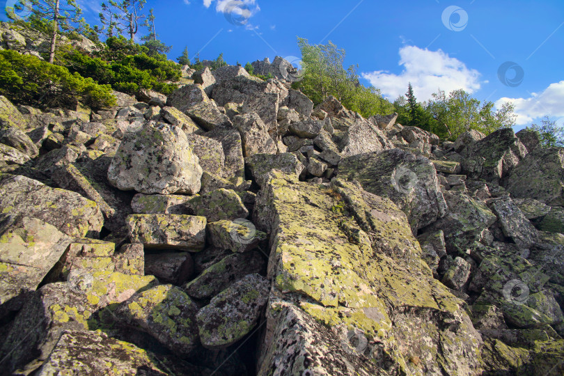 Скачать большие валуны на вершине горы фотосток Ozero