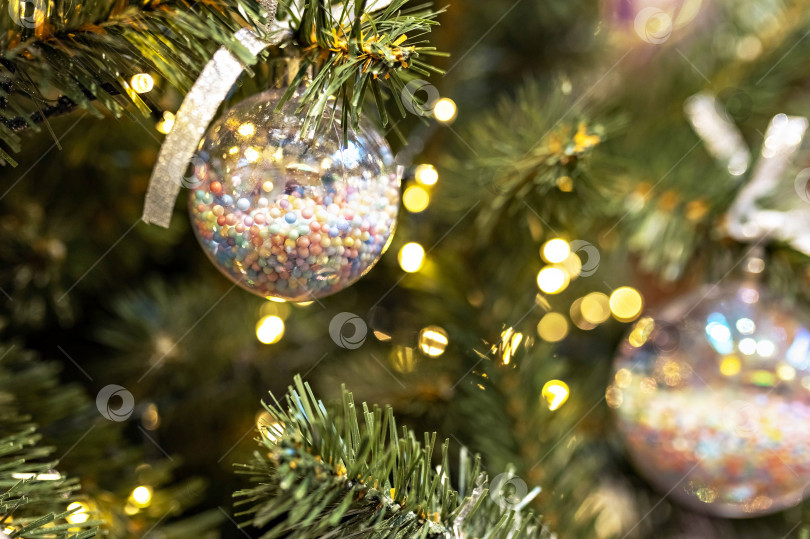 Скачать Рождественский фон рождественской елки, украшенной рождественскими игрушками.Зимние каникулы. Новый год. фотосток Ozero