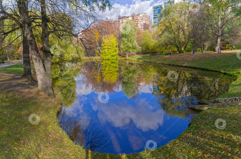 Скачать Пруд в городском парке. Октябрь. фотосток Ozero