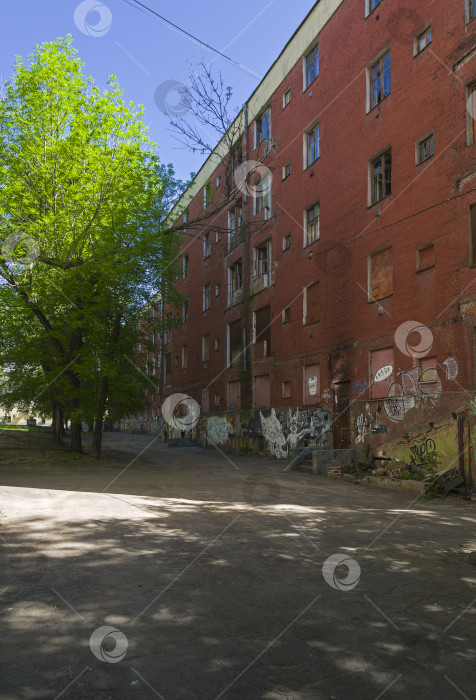 Скачать Старый кирпичный дом, выселенный и подготовленный к сносу. фотосток Ozero