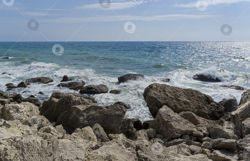 Скачать Сильный прибой на скалистом морском берегу. Крым фотосток Ozero