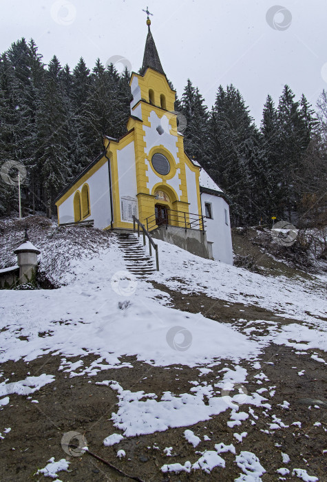 Скачать Маленькая часовня в лесу на склоне горы. фотосток Ozero