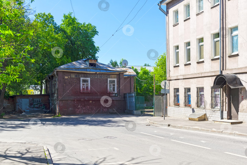 Скачать Старый одноэтажный дом с вывеской "Ремонт металлоконструкций". фотосток Ozero