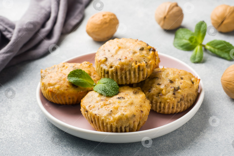 Скачать Вегетарианские овсяные маффины с черникой и орехами на тарелке. Концепция здорового завтрака. фотосток Ozero