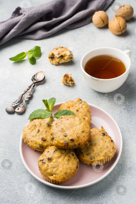 Скачать Вегетарианские овсяные маффины с черникой и орехами на тарелке. Концепция здорового завтрака. фотосток Ozero