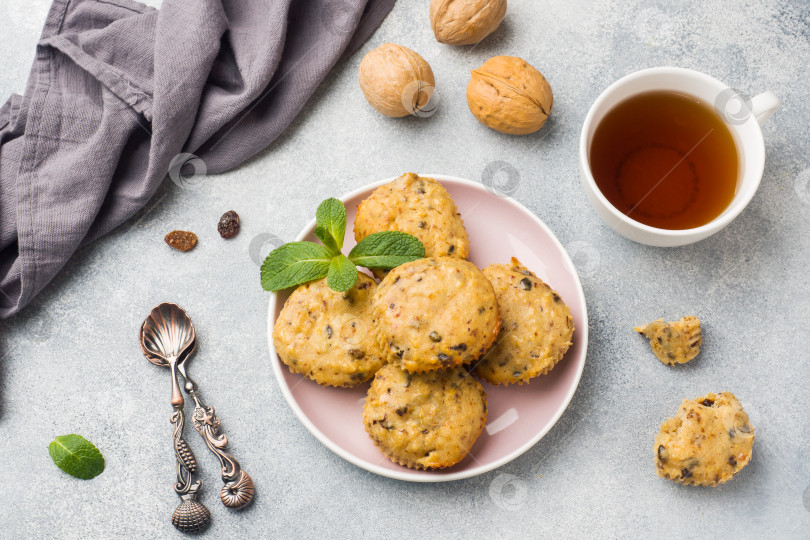 Скачать Вегетарианские овсяные маффины с черникой и орехами на тарелке. Концепция здорового завтрака. фотосток Ozero