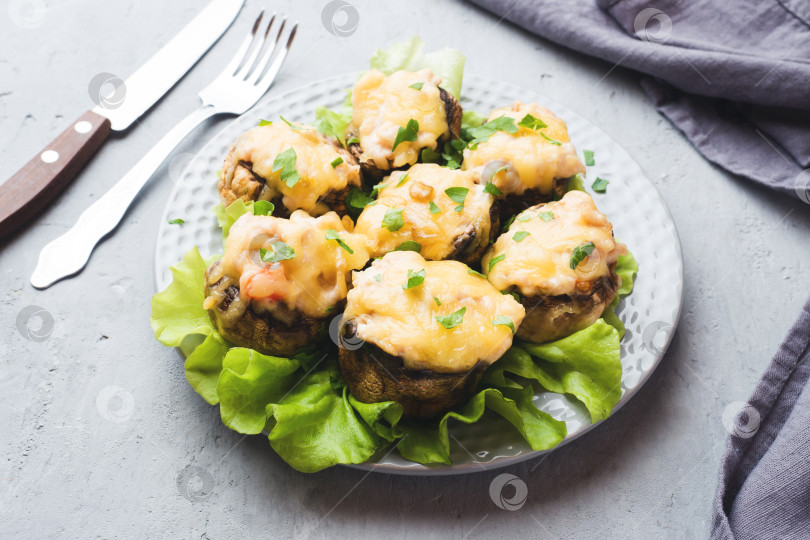 Скачать Шампиньоны, фаршированные сыром, курицей и зеленью, запеченные в духовке фотосток Ozero