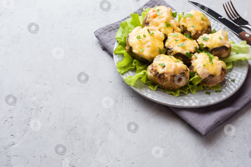 Скачать Шампиньоны, фаршированные сыром, курицей и зеленью, запеченные в духовке фотосток Ozero