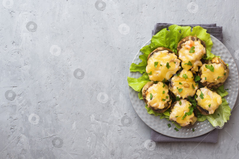 Скачать Шампиньоны, фаршированные сыром, курицей и зеленью, запеченные в духовке фотосток Ozero