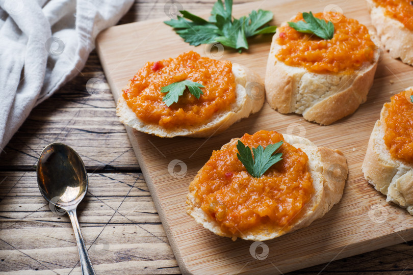 Скачать Бутерброды с хлебом, цуккини, икрой, помидорами и луком. Вегетарианские блюда домашнего приготовления. Место для копирования. фотосток Ozero