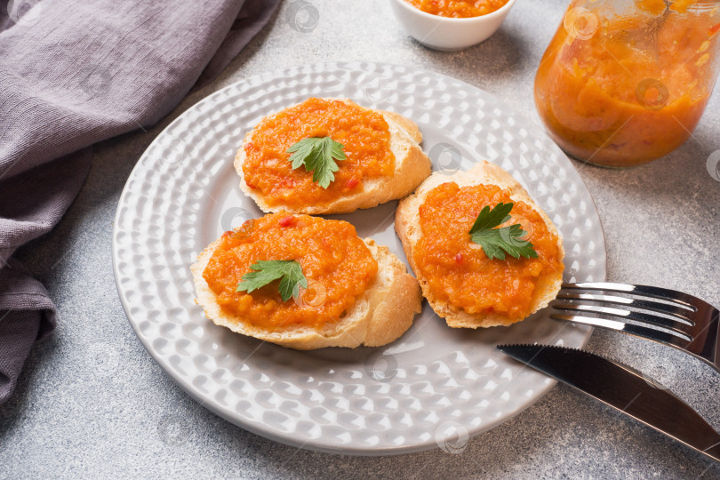 Скачать Бутерброды с хлебом, цуккини, икрой, помидорами и луком. Вегетарианские блюда домашнего приготовления. Место для копирования. фотосток Ozero