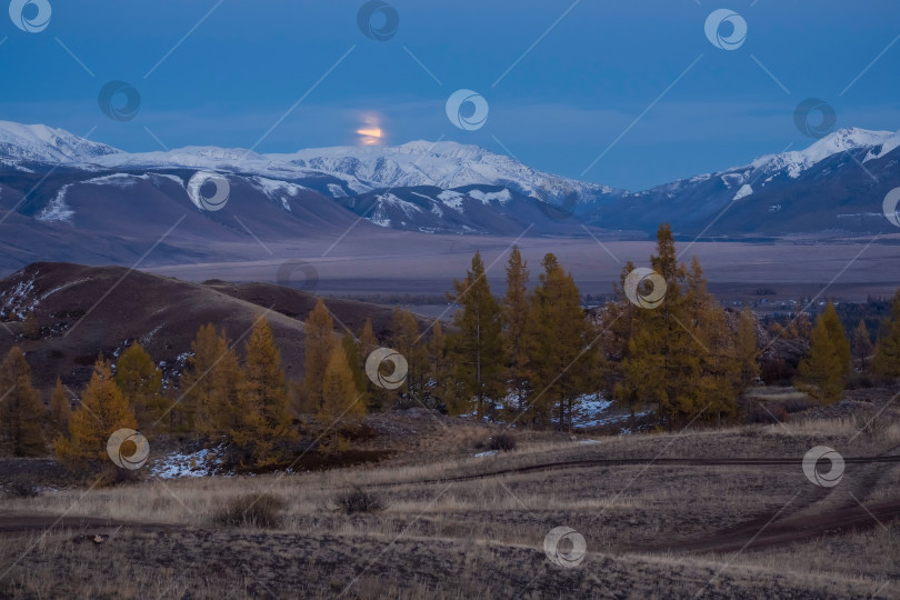 Скачать полная луна заходит за гору фотосток Ozero