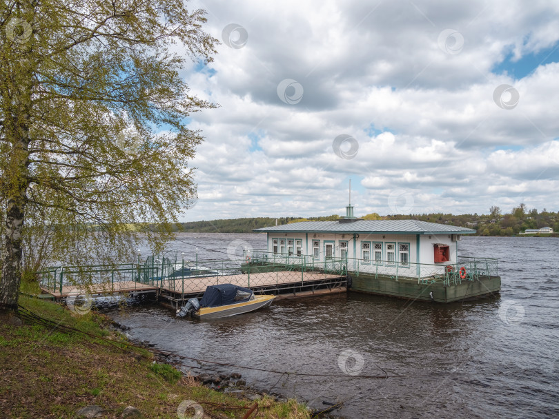 Скачать Небольшая пристань для яхт на реке Волга. фотосток Ozero