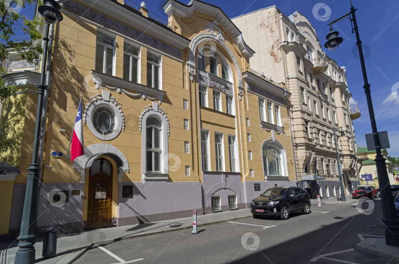 Скачать Старый многоквартирный дом в центре Москвы. фотосток Ozero