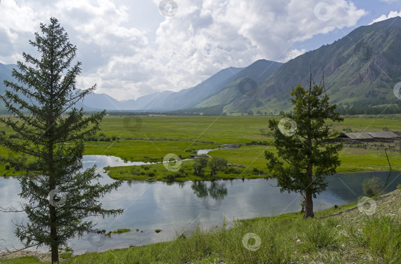 Скачать Долина реки в горах. фотосток Ozero