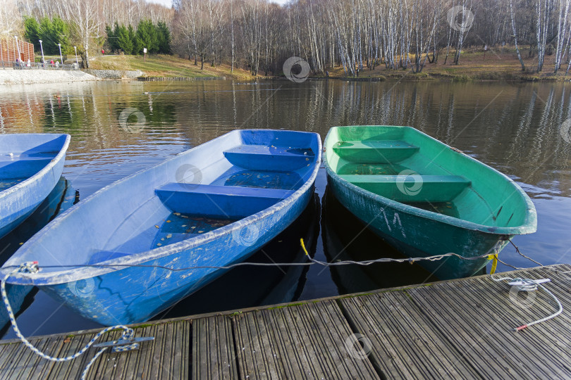 Скачать Лодки на осеннем пруду. Ноябрь. фотосток Ozero