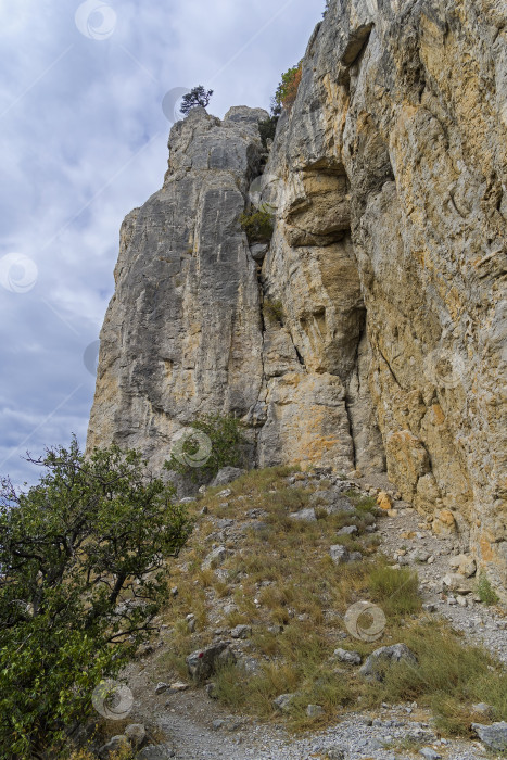 Скачать Отвесная скала в Крымских горах. фотосток Ozero