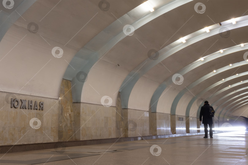 Скачать Ожидание поезда на станции метро Южная, Москва. фотосток Ozero