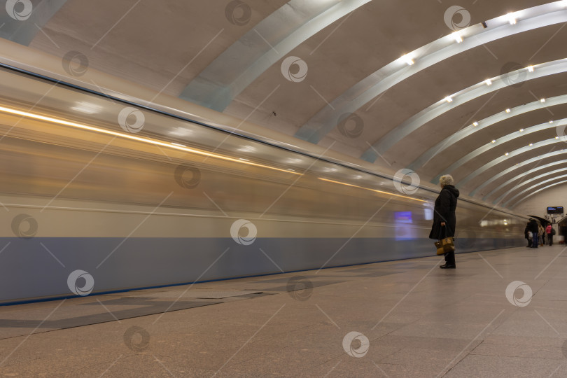 Скачать Прибытие поезда на станцию метро Южная, Москва. фотосток Ozero