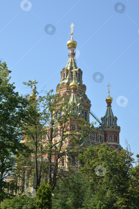 Скачать Санкт-Петербург, Россия – 07.27.2024: Петергофский собор святых Петра и Павла (Петропавловский собор)- православный пятиглавый храм в Новом Петергофе в Санкт-Петербурге в летний день фотосток Ozero