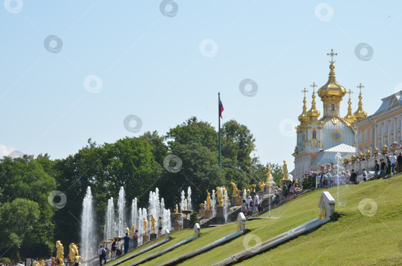 Скачать Санкт-Петербург, Россия – 07.27.2024: Большой Петергофский дворец, Террасные фонтаны и Большой каскад в Нижнем парке Государственного музея-заповедника Петергоф в Санкт-Петербурге фотосток Ozero