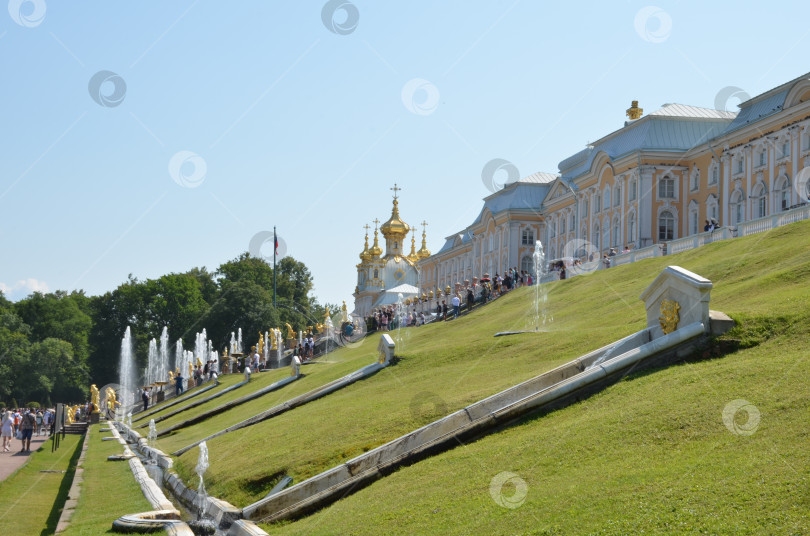 Скачать Санкт-Петербург, Россия – 07.27.2024: Большой Петергофский дворец, Террасные фонтаны и Большой каскад в Нижнем парке Государственного музея-заповедника Петергоф в Санкт-Петербурге фотосток Ozero