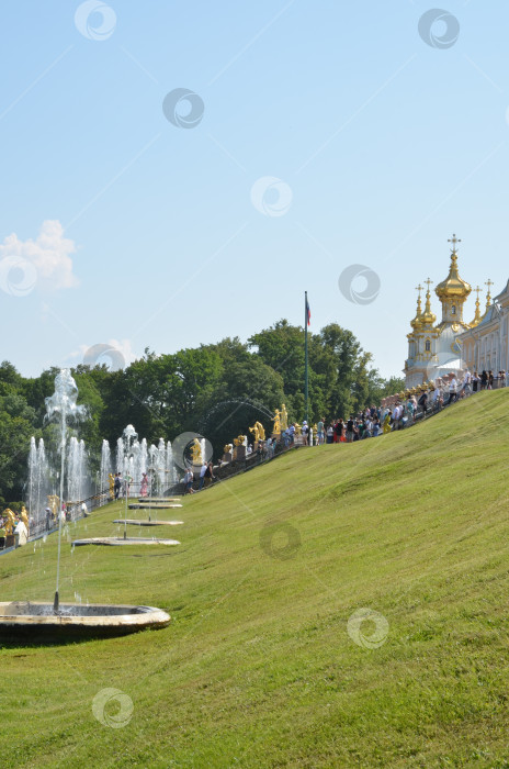 Скачать Санкт-Петербург, Россия – 07.27.2024: Большой Петергофский дворец, Террасные фонтаны и Большой каскад в Нижнем парке Государственного музея-заповедника Петергоф в Санкт-Петербурге фотосток Ozero