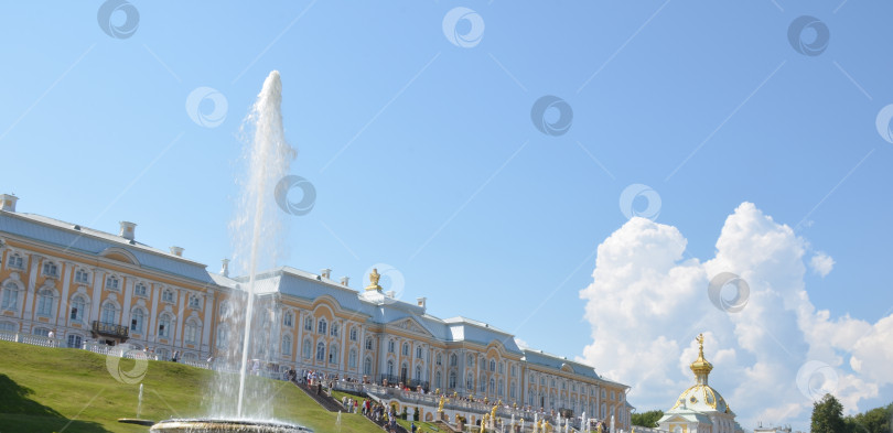 Скачать Санкт-Петербург, Россия – 07.27.2024: Вид на Большой Петергофский дворец и фонтаны Большого каскада в Нижнем парке Государственного музея-заповедника Петергоф в Санкт-Петербурге фотосток Ozero