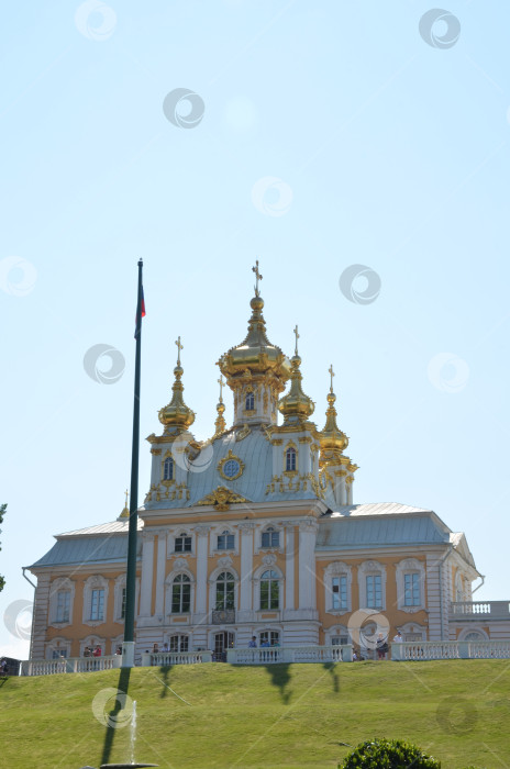 Скачать Санкт-Петербург, Россия – 07.27.2024: Церковь Петра и Павла (Церковный корпус) – придворная церковь Большого петергофского дворца в Нижнем парке Государственного музея-заповедника Петергоф в Санкт-Петербурге в летний день фотосток Ozero