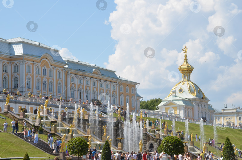 Скачать Санкт-Петербург, Россия – 07.27.2024: Вид на Большой Петергофский дворец и фонтаны Большого каскада в Нижнем парке Государственного музея-заповедника Петергоф в Санкт-Петербурге фотосток Ozero