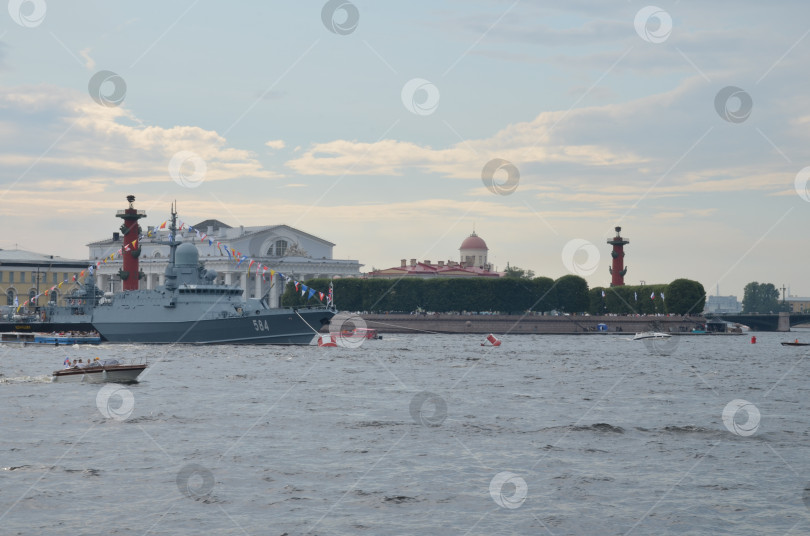 Скачать Санкт-Петербург, Россия – 07.27.2024: Корабли в акватории Невы перед парадом на День военно-морского флота на фоне стрелки Васильевского острова в Санкт-Петербурге фотосток Ozero