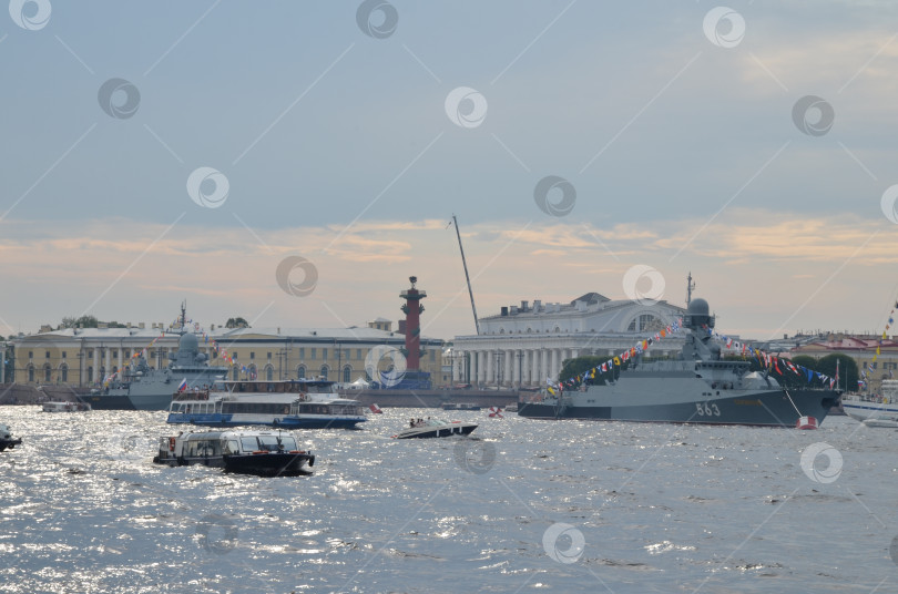 Скачать Санкт-Петербург, Россия – 07.27.2024: Корабли в акватории Невы перед парадом на День военно-морского флота на фоне стрелки Васильевского острова в Санкт-Петербурге фотосток Ozero