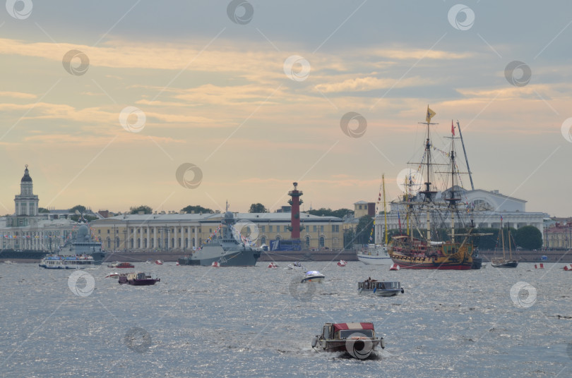 Скачать Санкт-Петербург, Россия – 07.27.2024: Корабли в акватории Невы перед парадом на День военно-морского флота на фоне стрелки Васильевского острова в Санкт-Петербурге фотосток Ozero