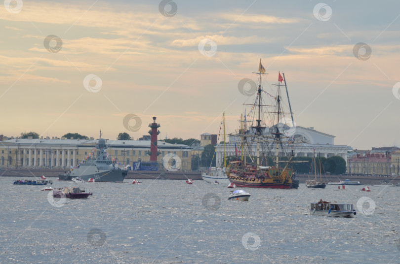 Скачать Санкт-Петербург, Россия – 07.27.2024: Корабли в акватории Невы перед парадом на День военно-морского флота на фоне стрелки Васильевского острова в Санкт-Петербурге фотосток Ozero