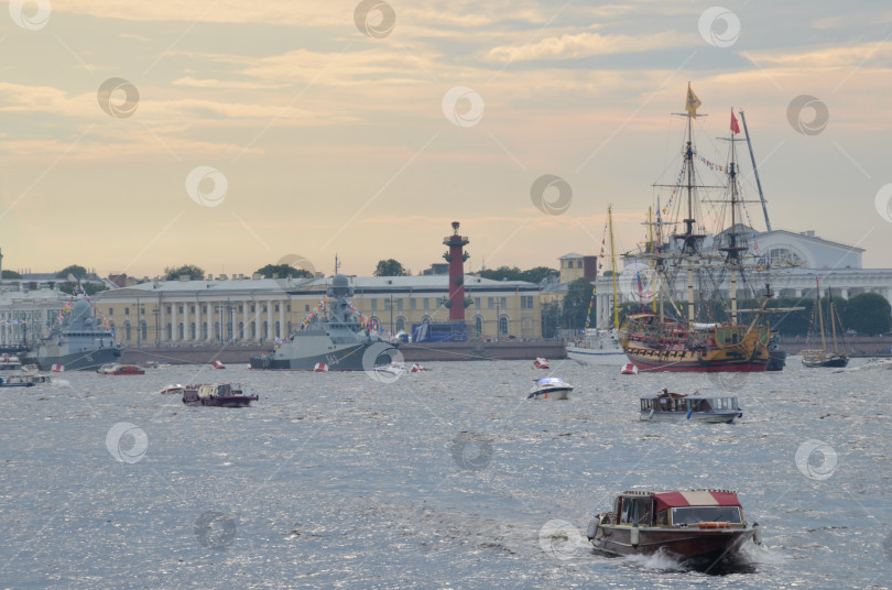 Скачать Санкт-Петербург, Россия – 07.27.2024: Корабли в акватории Невы перед парадом на День военно-морского флота на фоне стрелки Васильевского острова в Санкт-Петербурге фотосток Ozero