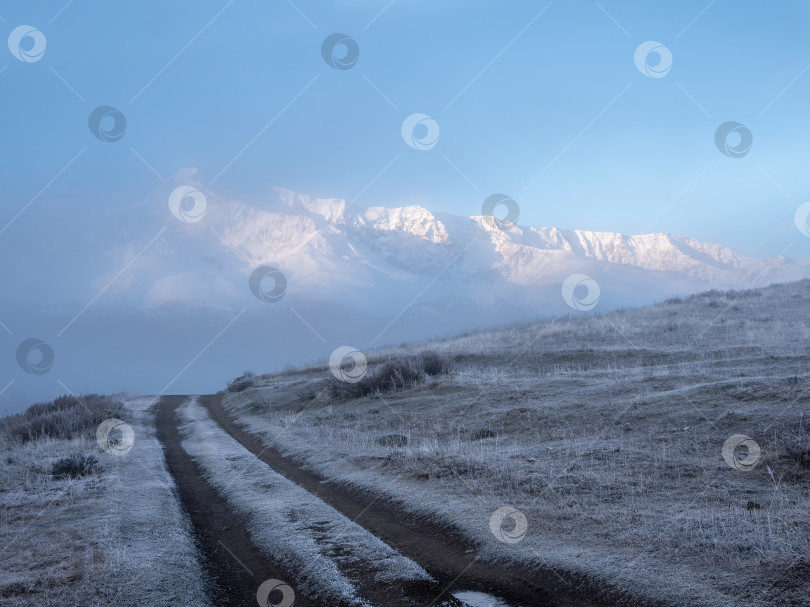 Скачать Тропа к горам Призраков. Утренняя тропа через горы. фотосток Ozero