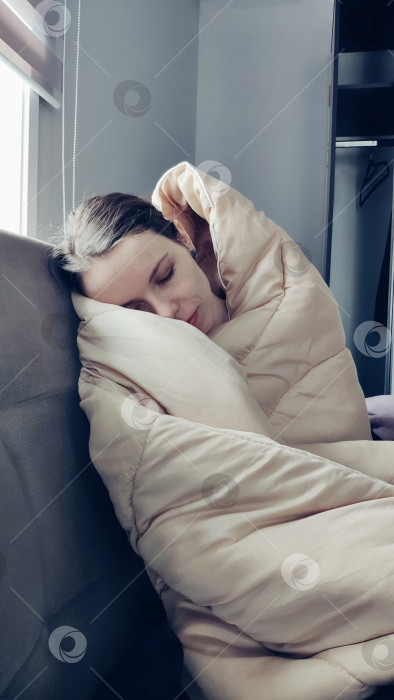 Скачать Спящая девушка завернулась в одеяло фотосток Ozero