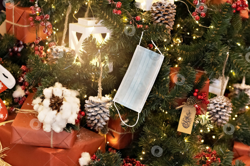 Скачать Рождественский фон с рождественской елкой, украшенной новогодними игрушками на улице. Снег, зимние каникулы. фотосток Ozero