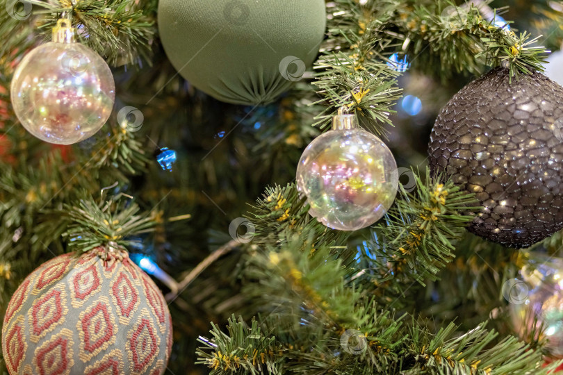 Скачать Рождественский фон с рождественской елкой, украшенной новогодними игрушками на улице. Снег, зимние каникулы. фотосток Ozero